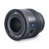 Zeiss Batis 40mm f/2 CF -objektiivi Sonylle, jossa on musta viimeistely ja Zeissin tuotemerkki, on suunnattu valkoista taustaa vasten, ja etupuolella lukee "Disagon 2/40 CF Ø67".