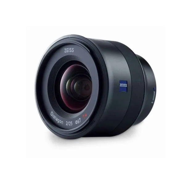 Lähikuva Zeiss Batis 25mm f/2 -objektiivista korostaa sen etulasia, "Distagon 2/25 Ø67 T*" -merkintää reunassa, mustaa mattapintaista viimeistelyä ja sivussa olevaa ZEISS-logoa.