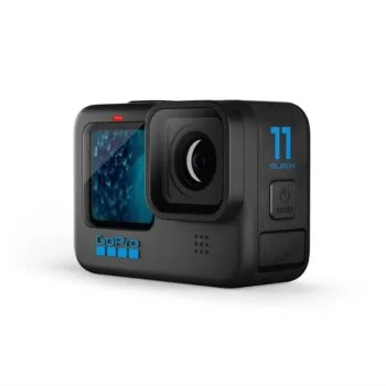 GoPro HERO11 Black -toimintakamerassa on laaja linssi ja etunäyttö, jota korostaa sininen tuotemerkki, joka näkyy vinossa valkoisella pohjalla.