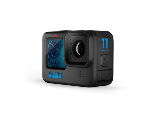 GoPro HERO11 Black -toimintakamerassa on laaja linssi ja etunäyttö, jota korostaa sininen tuotemerkki, joka näkyy vinossa valkoisella pohjalla.
