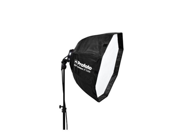 Profoto OCF Softbox 2' Octa, jossa on OCF-pikarengas, on asennettu valaisinjalustaan, hieman oikealle valkoista taustaa vasten. Softbox hajottaa valoa valokuva- tai videokuvauksissa.