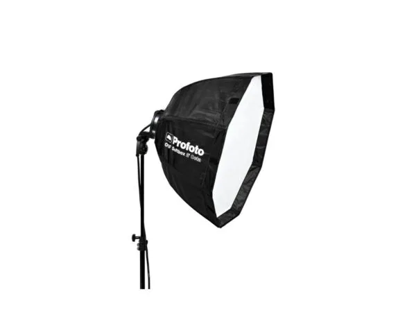 Profoto OCF Softbox 2' Octa, jossa on OCF-pikarengas, on asennettu valaisinjalustaan, hieman oikealle valkoista taustaa vasten. Softbox hajottaa valoa valokuva- tai videokuvauksissa.