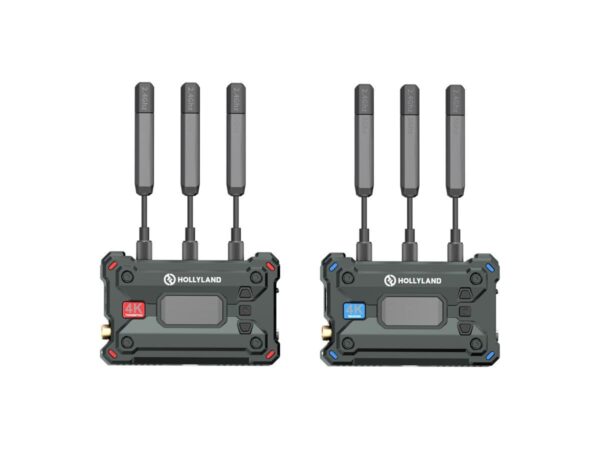 Kaksi suorakulmaista Pyro S -langatonta videolähetysjärjestelmää, joissa kummassakin on kolme antennia, on kuvassa vierekkäin. Toisessa on punaiset 4K-korostukset, toisessa siniset. Molemmissa on näytöt, ja niissä on kestävä rakenne.