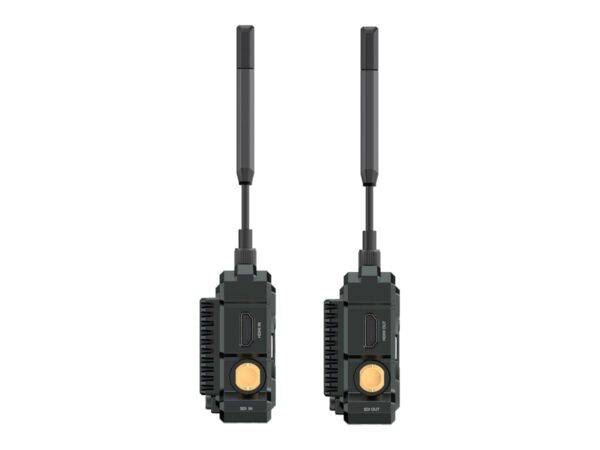 Kaksi kompaktia mustaa Pyro S -langatonta videolähetysjärjestelmää, joissa on antennit, seisoo pystyssä vierekkäin, ja kummassakin on kullanvärinen pyöreä liitin, jossa on merkinnät SDI IN ja SDI OUT.