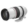 Canon RF 70-200MM F/2.8L IS USM on valkoinen teleobjektiivi, jossa on suuri etuelementti, jalustakiinnityskaulus sekä useita kytkimiä ja renkaita tarkennuksen ja kuvanvakautuksen säätöjä varten.