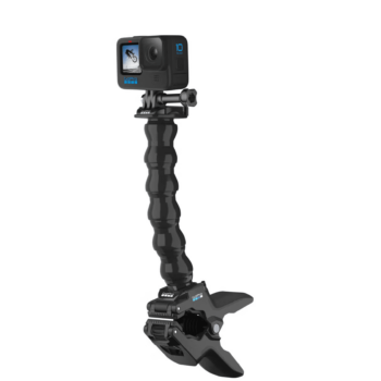GoPro Jaws -puristin varrella pitää mustaa GoPro-toimintakameraa, joka on kiinnitetty joustavaan, segmentoituun käsivarteen, jossa on suuri puristinjalka, eristettynä valkoista taustaa vasten.