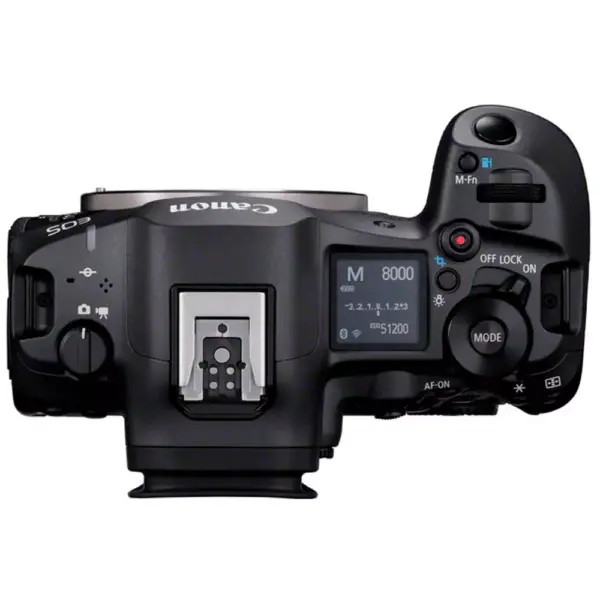 Mustan Canon EOS R6 Mark II -kameran ylhäältä, jossa näkyvät ohjauspainikkeet, valintakiekot, toimintatilan näyttö ja lisävarusteiden kiinnittämiseen tarkoitettu kuuma kenkä.