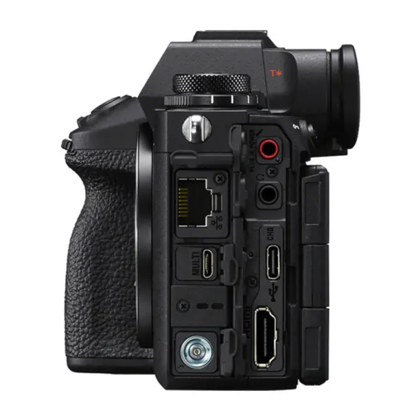 Lähikuvassa Sony A1 II:n vasemmasta sivusta näkyy avoimet HDMI-, USB-, mikrofoni-, kuuloke- ja Ethernet-portit. Kamerassa on kuvioitu kahva ja etsin.