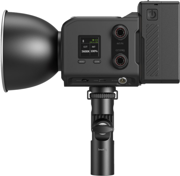 SmallRig 4893 RC 100B COB LED -videovalaisimessa, joka on kuvassa asennettuna SmallRig-kahvaan ja sivulta katsottuna, on digitaalinen näyttö, ohjauspainikkeet ja säätönupit.