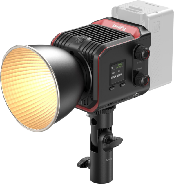 Musta ja punainen SmallRig 4893 RC 100B COB LED -videovalaisin, jossa on suuri, harjakuvioitu hopeinen heijastin ja digitaalinen näyttö, asennettuna mustaan säädettävään jalustaan. Sivusäätöpyörät ja painikkeet ovat selvästi näkyvissä.