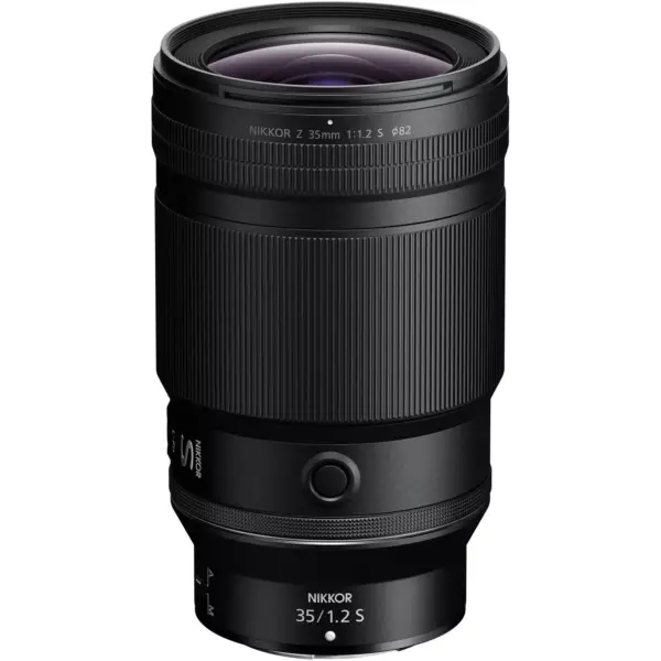 Musta Nikon Nikkor Z 35mm f/1.2 S -objektiivi seisoo pystyssä valkoisella taustalla, ja siinä on kuvioidut tarkennus- ja säätörenkaat sekä valkoinen mallimerkintä.