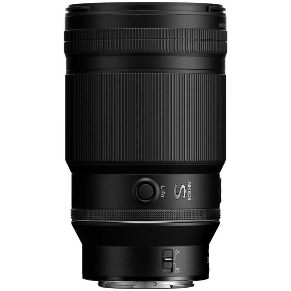 Mustassa Nikon Nikkor Z 35mm f/1.2 S -objektiivissa, jossa on kuvioitu tarkennusrengas, jossa on merkinnät S ja NIKKOR Z, on sivupainikkeet ja -kytkimet, kuvassa valkoisella pohjalla.