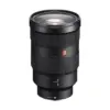 Sony FE 24-70mm f/2.8 GM -objektiivi, jossa on zoomaus- ja tarkennusrenkaat, objektiivin laukaisupainike ja E-mount-merkintä, on kuvattu pystyasennossa valkoisella pohjalla.