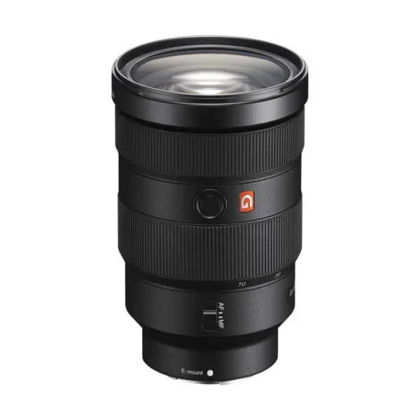 Sony FE 24-70mm f/2.8 GM -objektiivi, jossa on zoomaus- ja tarkennusrenkaat, objektiivin laukaisupainike ja E-mount-merkintä, on kuvattu pystyasennossa valkoisella pohjalla.