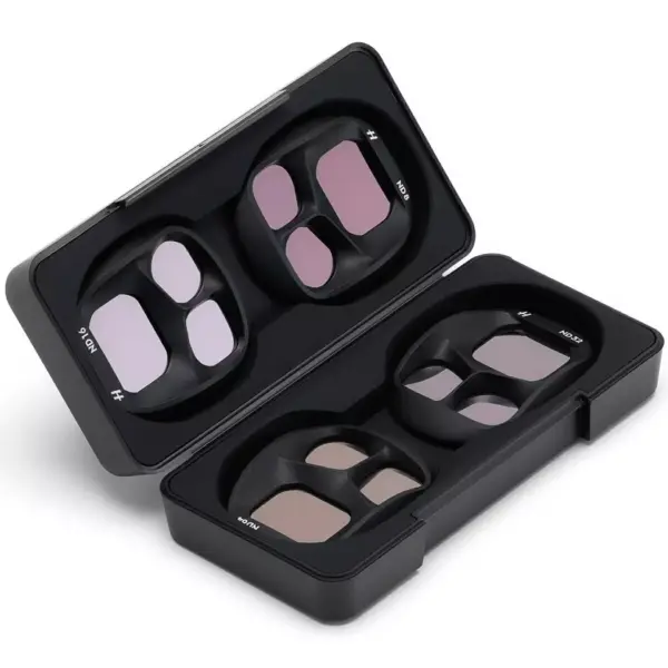 DJI Mavic 4 Pro Creator Combo sisältää mustan suorakulmaisen kotelon, jossa on neljä sarjaa kameran linssisuodattimia eri sävyissä, kukin sarja on järjestetty siististi asennettuihin lokeroihin, jotka ovat esillä kotelon kannen ollessa auki.