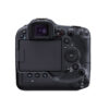 Mustan Canon EOS R3 -kameran rungon takanäkymä, jossa näkyy LCD-näyttö, etsin, ohjauspainikkeet, valitsimet ja kuvioitu kahva valkoisella taustalla.