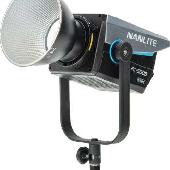 NANLITE FC-500B LED Bi-color Spot Light, jossa on moderni kulmikas muotoilu ja suuri heijastin, on asennettu mustaan jalustaan.