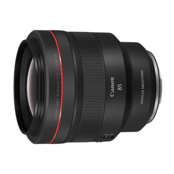 Musta Canon RF 85mm f/1.2 L USM -kameran objektiivi, jossa on punainen korostusrengas ja jossa on merkinnät "Canon 85" ja "Defocus Smoothing", näkyy vinossa valkoisella taustalla.