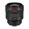 Canon RF 85mm f/1.2 L USM -objektiivi, jossa on leveä etupaneeli, punainen korostusrengas ja musta runko, on esillä valkoista taustaa vasten.