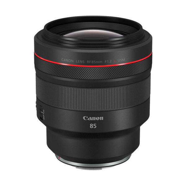 Canon RF 85mm f/1.2 L USM -objektiivi, jossa on leveä etupaneeli, punainen korostusrengas ja musta runko, on esillä valkoista taustaa vasten.