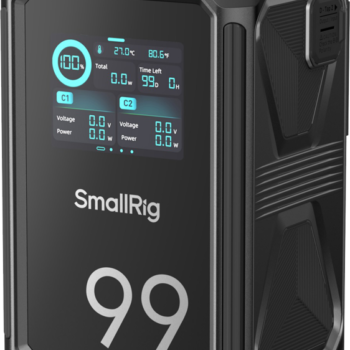 SmallRig 4984 X-Touch Smart Triple-Proof V-Mount -akku X99 on musta ja siinä on digitaalinen näyttö latausprosentille, lämpötilalle, jäljellä olevalle ajalle ja jännitteelle/teholle kahdelle kanavalle. Etupuolella näkyy suuri "99".