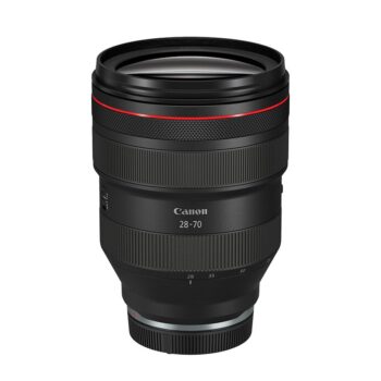 Canon RF 28-70mm f/2 L USM -objektiivissa on musta runko, punainen korostusrengas ja zoomausmerkintä 28-70mm. Objektiivi on esitetty pystyssä valkoisella taustalla.
