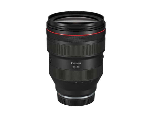 Canon RF 28-70mm f/2 L USM -objektiivissa on musta runko, punainen korostusrengas ja zoomausmerkintä 28-70mm. Objektiivi on esitetty pystyssä valkoisella taustalla.
