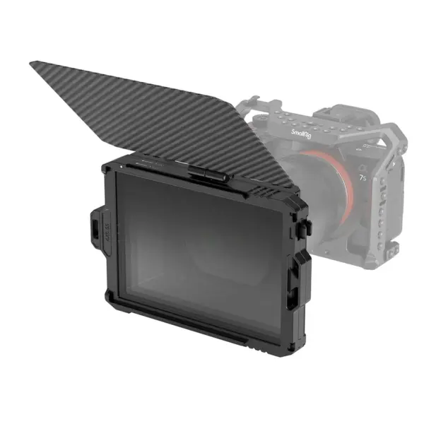 Suojahäkillä varustettu kamera on varustettu SmallRig Mini Matte Box 3196 -laatikolla, jossa on osittain auki käännettävä aurinkosuoja näytön häikäisyn vähentämiseksi.