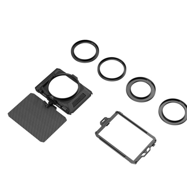 SmallRig Mini Matte Box 3196 -pakkaus sisältää hiilikuituisen mattapakkauksen, neljä sovitinrengasta ja suorakulmaisen kehyksen, jotka kaikki näkyvät erikseen valkoisella pohjalla.