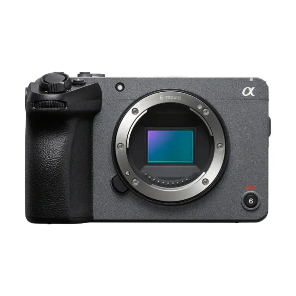 Sony FX30 -videokameran rungon etukuva ilman objektiivia, jossa korostuvat E-mount ja kenno. Kamerassa on kuvioitu vasen kahva sekä useita painikkeita ja valitsimia.