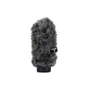 Rode WS7 tuulisuoja on harmaa, pörröinen mikrofonin tuulisuoja, jossa on RODE-etiketti, kuvassa pystyssä valkoisella pohjalla.