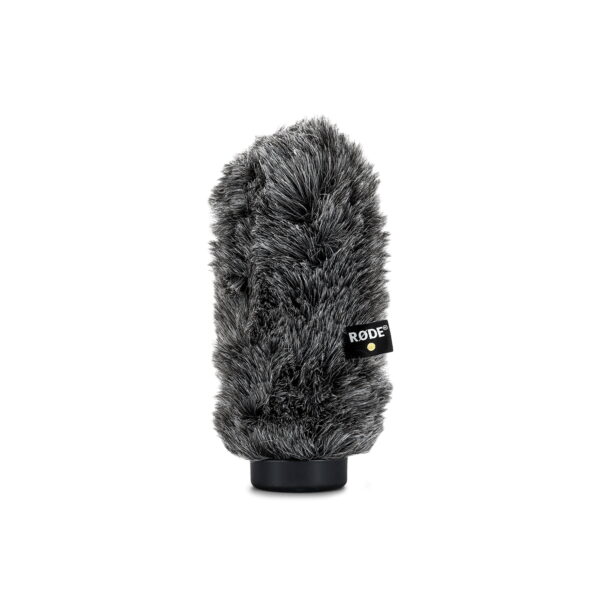 Rode WS7 tuulisuoja on harmaa, pörröinen mikrofonin tuulisuoja, jossa on RODE-etiketti, kuvassa pystyssä valkoisella pohjalla.