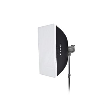 Godox Softbox Bowens Mount 60x90cm, jossa on valkoinen diffuusori ja mustat sivut, on asennettu jalustalle ja esitelty valkoista taustaa vasten.