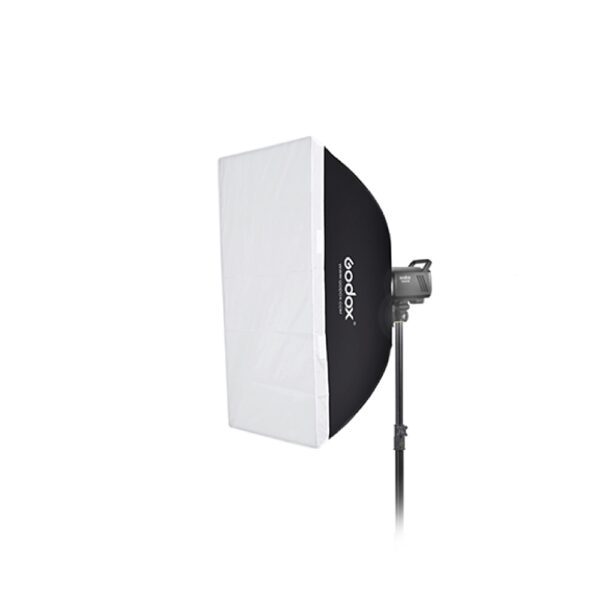 Godox Softbox Bowens Mount 60x90cm, jossa on valkoinen diffuusori ja mustat sivut, on asennettu jalustalle ja esitelty valkoista taustaa vasten.