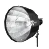 Quadralite Deep Hexadecagon 90cm Softbox - Bowens on suuri musta ja hopeinen parabolinen valoheijastin, joka on helppo asentaa studiotelineeseen ja joka on suunniteltu ammattimaiseen valokuvaukseen.