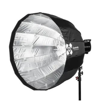 Quadralite Deep Hexadecagon 90cm Softbox - Bowens on suuri musta ja hopeinen parabolinen valoheijastin, joka on helppo asentaa studiotelineeseen ja joka on suunniteltu ammattimaiseen valokuvaukseen.
