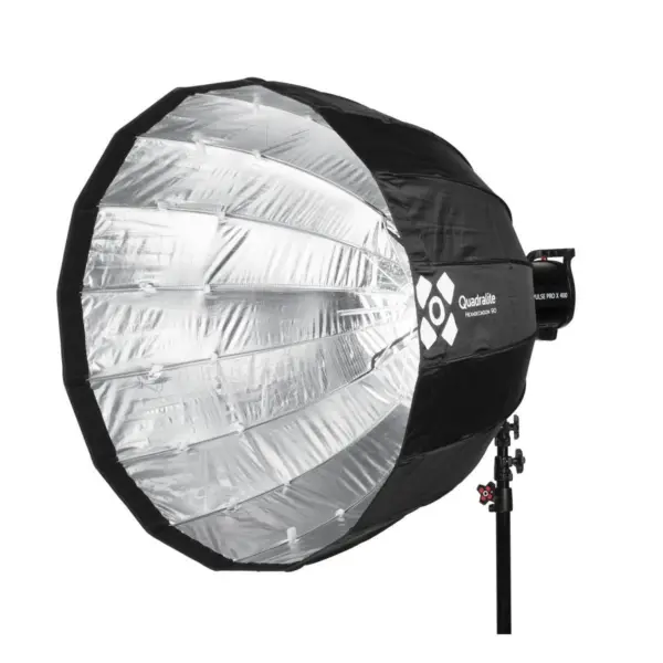 Quadralite Deep Hexadecagon 90cm Softbox - Bowens on suuri musta ja hopeinen parabolinen valoheijastin, joka on helppo asentaa studiotelineeseen ja joka on suunniteltu ammattimaiseen valokuvaukseen.