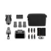 DJI Mini 5 Pro Fly More Combo on esitetty valkoisella pohjalla, ja siinä on kokoontaitettu lennokki, kauko-ohjain, kolme akkua, kaksi laturia, kahdeksan potkuria, kamerasuodattimet, kaapelit ja musta kantolaukku.