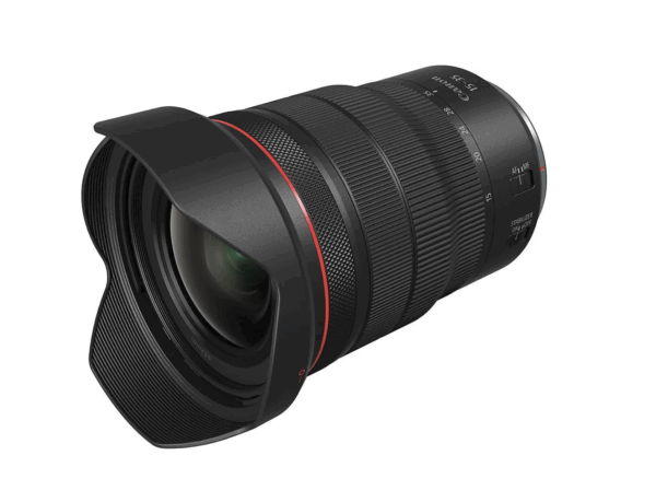 Canon RF 15-35mm f/2.8L IS USM on laajakulmaobjektiivi, jossa on suuri etuelementti, musta runko, punainen aksenttirengas, tarkennus- ja zoomausrenkaat sekä AF/MF-kytkin, kuvassa eristettynä valkoisella taustalla.