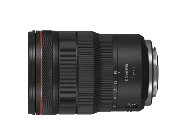 Canon RF 15-35mm f/2.8L IS USM -objektiivi on kuvattu sivulta, ja siinä näkyvät zoomaus- ja tarkennusrenkaat, polttovälin merkinnät ja punainen korostusrengas etupuolen lähellä.