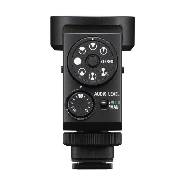 Sony ECM-M1 -mikrofoni on musta äänisovitin, jossa on säätöpyörät, merkittyjä painikkeita (Stereo, Audio Level, Auto, Man) ja kuumakenkäkiinnike kameran kiinnittämistä varten.