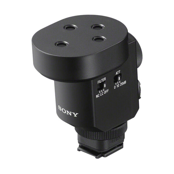 Sony ECM-M1 mikrofoni on musta kameran lisävaruste, jossa on kolme pyöreää porttia yläosassa, suodatin- ja vaimennuskytkimet sivussa ja kuumakenkäkiinnitys alareunassa.