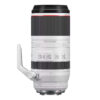 Canon RF 100-500mm f/4.5-7.1 L IS USM on valkoinen teleobjektiivi, jossa on musta tarkennusrengas, useita kytkimiä, jalustakiinnityskaulus sivussa ja punainen korostus yläosan lähellä.