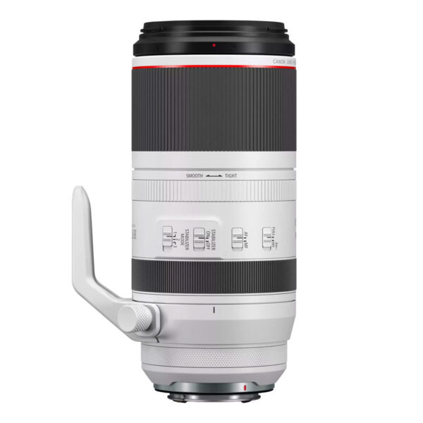 Canon RF 100-500mm f/4.5-7.1 L IS USM on valkoinen teleobjektiivi, jossa on musta tarkennusrengas, useita kytkimiä, jalustakiinnityskaulus sivussa ja punainen korostus yläosan lähellä.