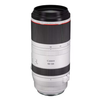 Canon RF 100-500mm f/4.5-7.1 L IS USM -telezoom-objektiivissa on valkoinen runko, punainen korostusrengas, musta kuminen kahva ja polttovälin merkinnät.