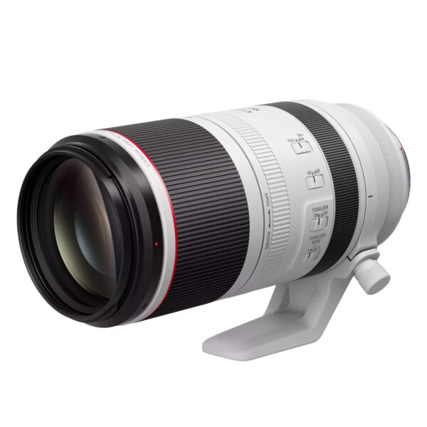 Canon RF 100-500mm f/4.5-7.1 L IS USM -teleobjektiivi, jossa on jalustakiinnitys, zoomaus- ja tarkennusrenkaat sekä useita säätökytkimiä, on kuvattu tavallisella valkoisella pohjalla.