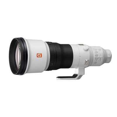 Suuri, valkoinen ammattilaiskameran teleobjektiivi, jossa on musta tarkennusrengas, jalustakiinnike ja oranssi G-logo sivussa, eristettynä valkoiselle taustalle.