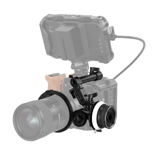 SmallRig 3010 Mini Follow Focus on kiinnitetty ammattikäyttöön tarkoitettuun kameralaitteistoon, jossa on objektiivi, puinen sivukahva ja kaapelilla liitetty ulkoinen näyttö, jotka kaikki näkyvät valkoisella taustalla.