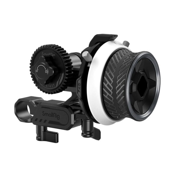 SmallRig 3010 Mini Follow Focus on ammattikäyttöön tarkoitettu järjestelmä, jossa on suuri hammaspyörä, säätönupit ja kiinnike, joka on helppo kiinnittää kamerarigiin.