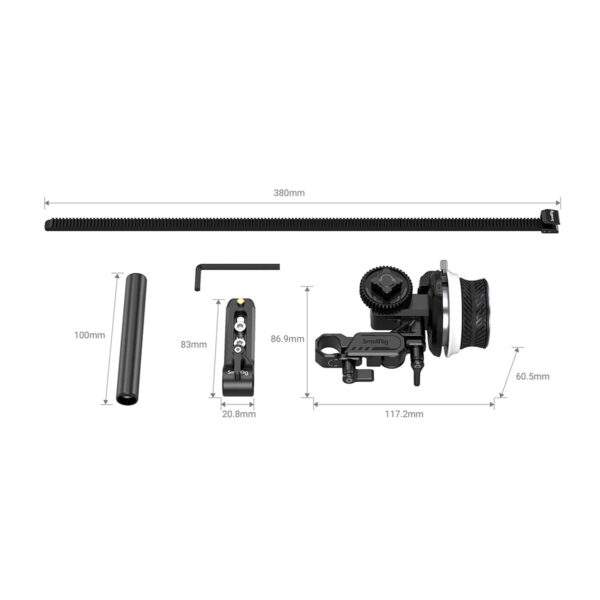 Kuva SmallRig 3010 Mini Follow Focus -pakkauksesta, jossa on merkitty mitat: hammasrengas (380 mm), tanko (100 mm), kiinnityskannatin (83 mm), kuusiokoloavain, pääyksikkö (117,2 x 60,5 mm) ja tangon kiinnitin (20,8 mm).